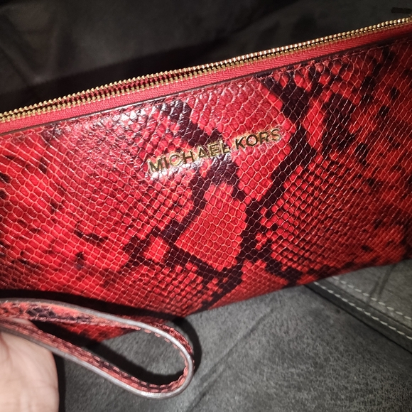 Michael Kors zippered wristlet - Picture 2 of 6